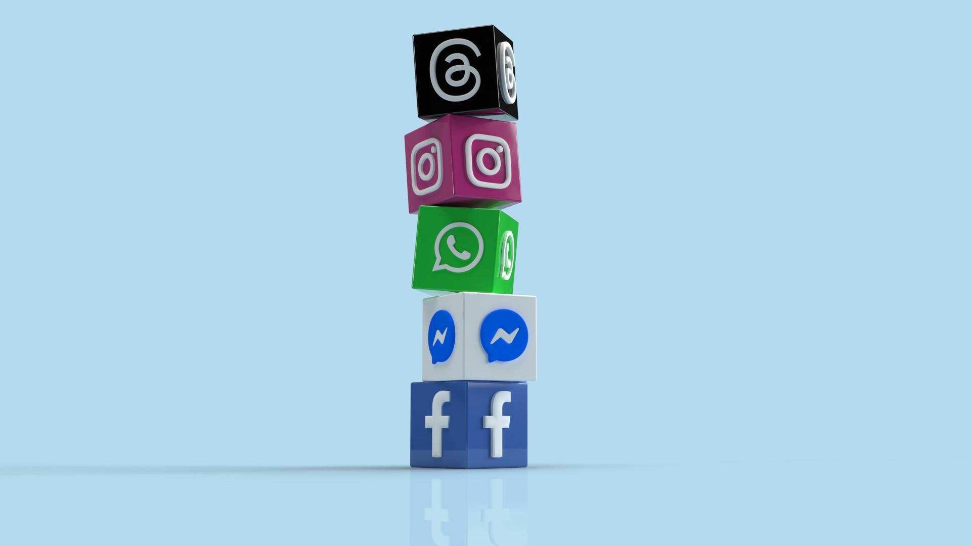 Social Media Logos als Turm