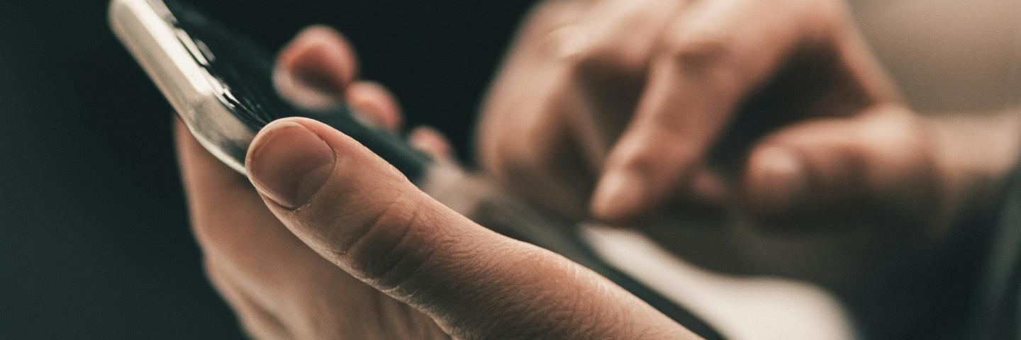 Finger tippen auf Smartphone