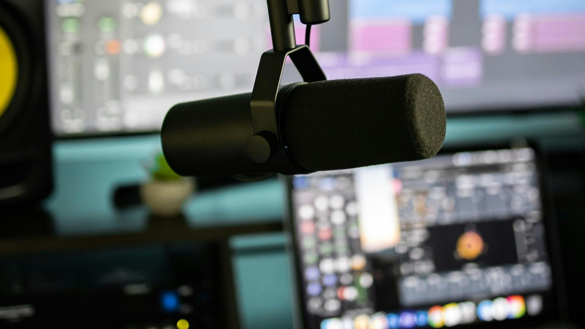 Schwarzes Mikrophon vor einem Laptop in einem Studio