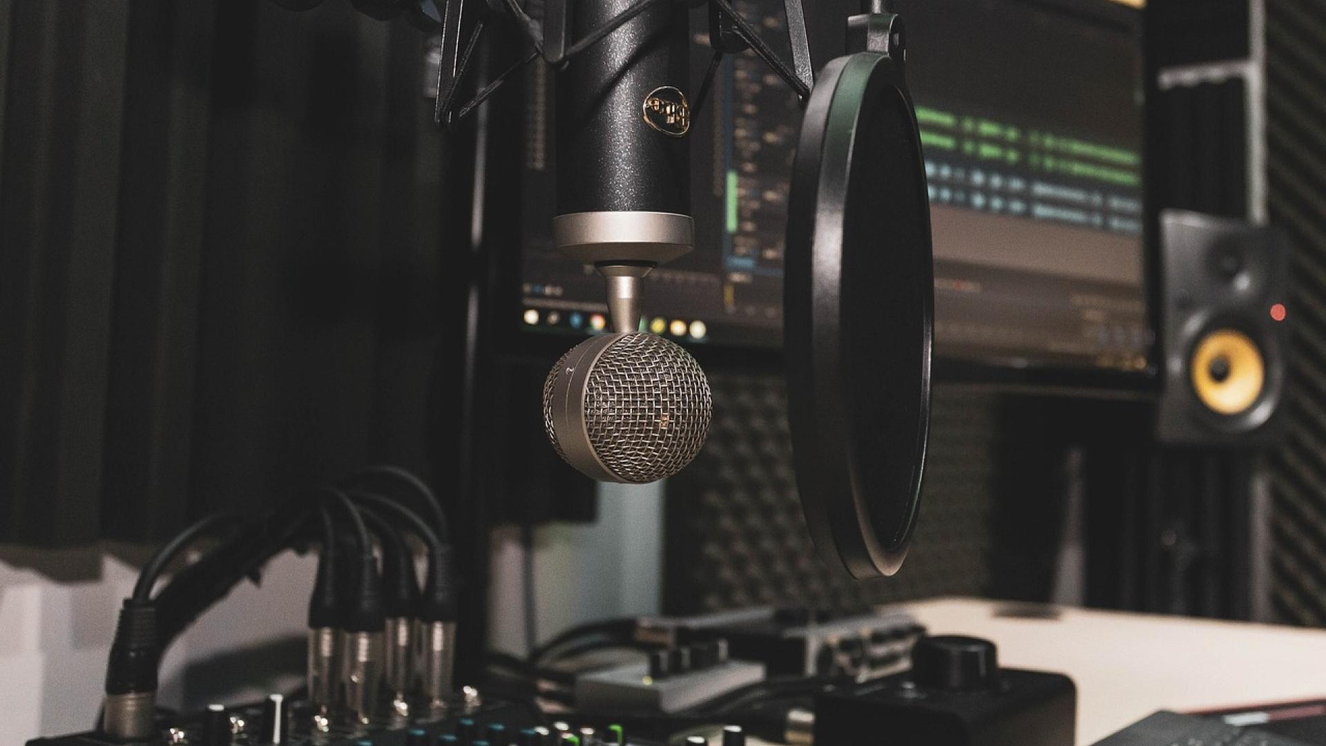 Aufnahmestudio, im Vordergrund ein Mikrophon
