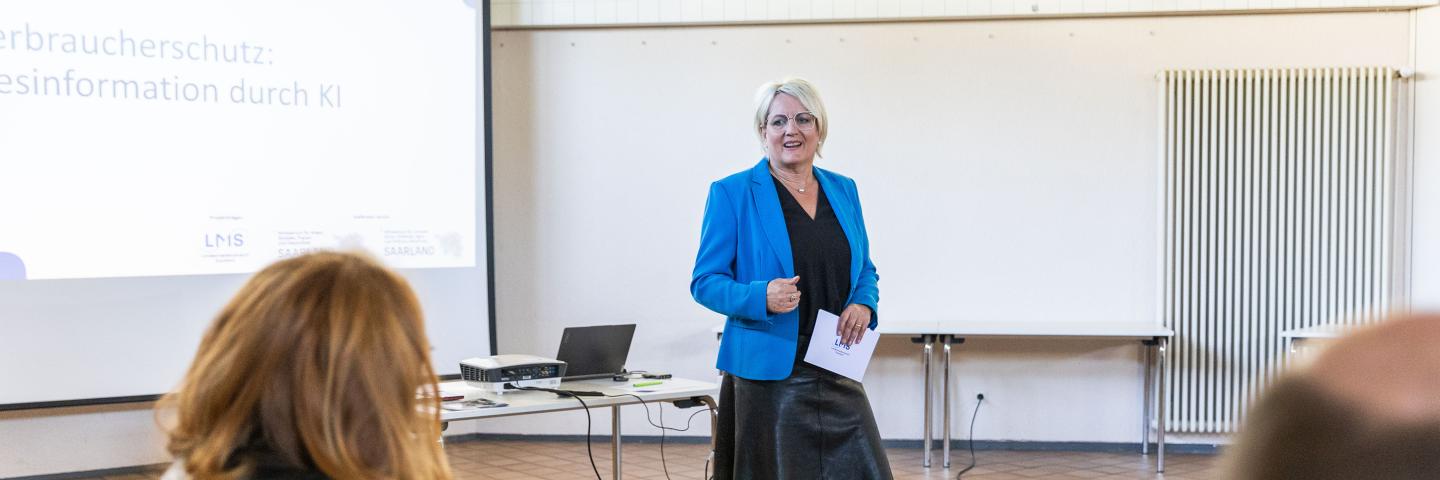 Die Direktorin trägt eine Präsentation vor