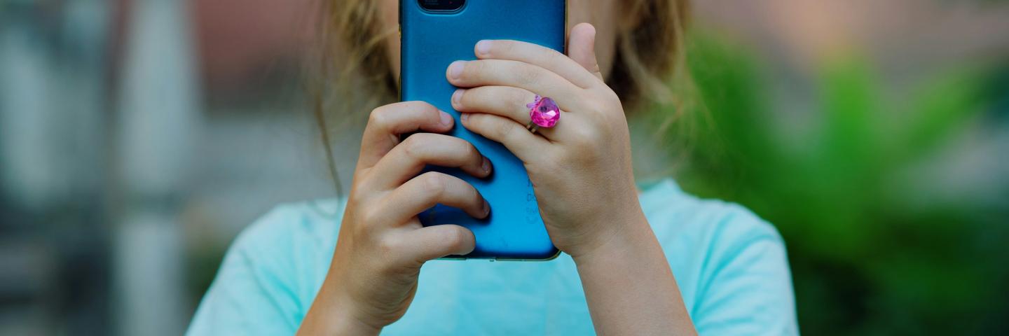 Kind mit Smartphone in der Hand