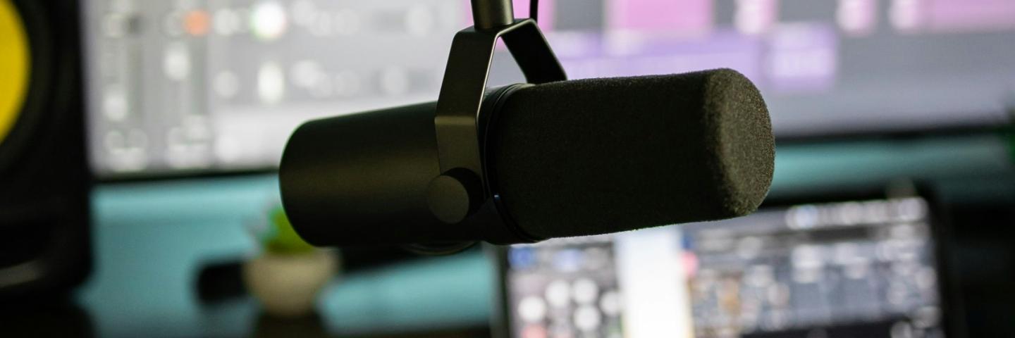 Schwarzes Mikrophon vor einem Laptop in einem Studio