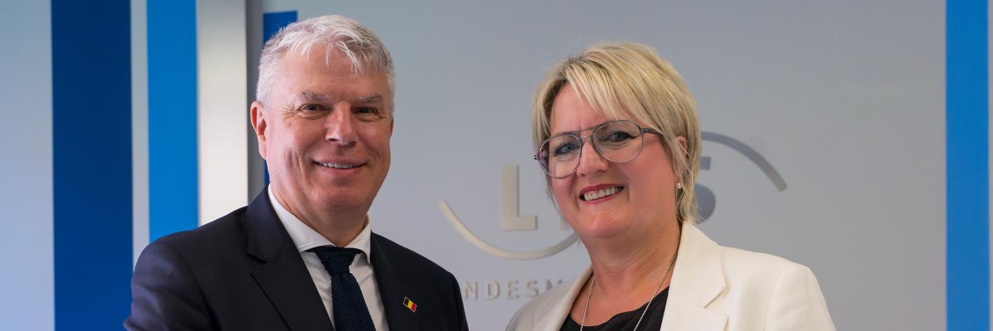 Minister der DG, Gregor Freches, und LMS-Direktorin Ruth Meyer beim Händeschütteln